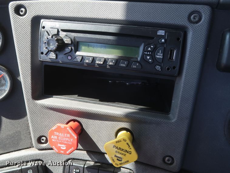 image for item HA9130 2015 Freightliner Cascadia 125  semi truck