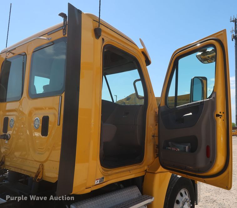 image for item HA9130 2015 Freightliner Cascadia 125  semi truck