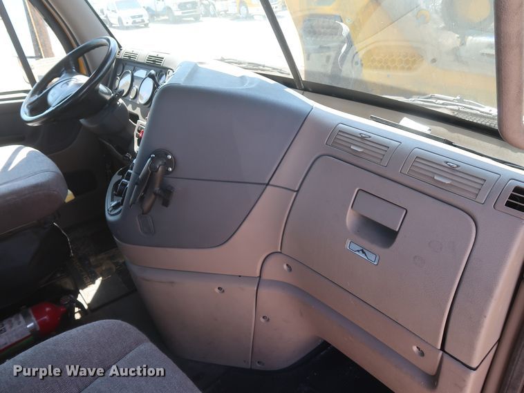 image for item HA9130 2015 Freightliner Cascadia 125  semi truck