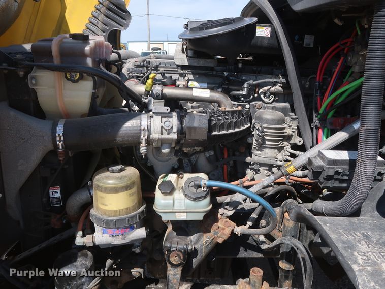 image for item HA9130 2015 Freightliner Cascadia 125  semi truck