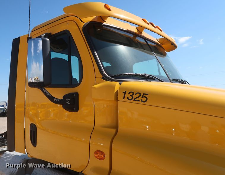 image for item HA9130 2015 Freightliner Cascadia 125  semi truck