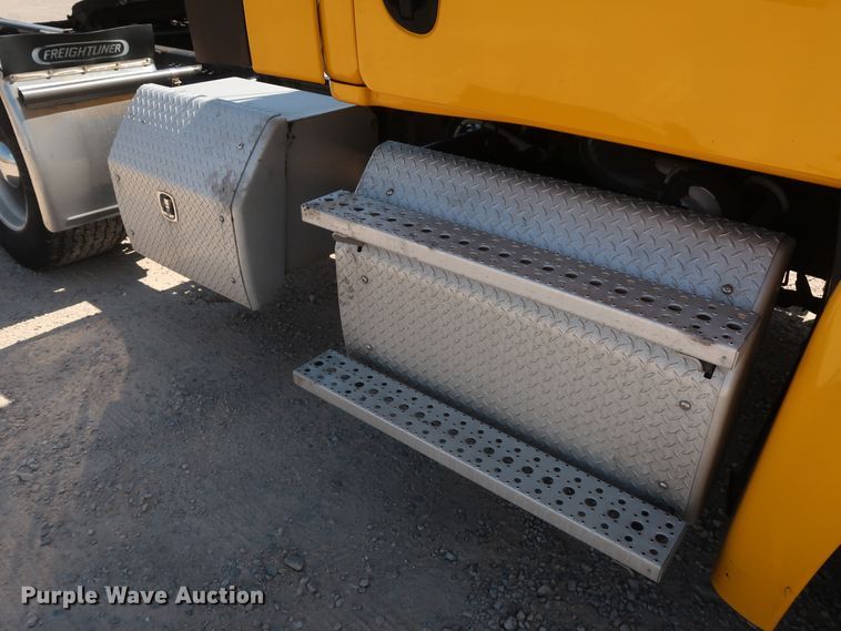 image for item HA9130 2015 Freightliner Cascadia 125  semi truck