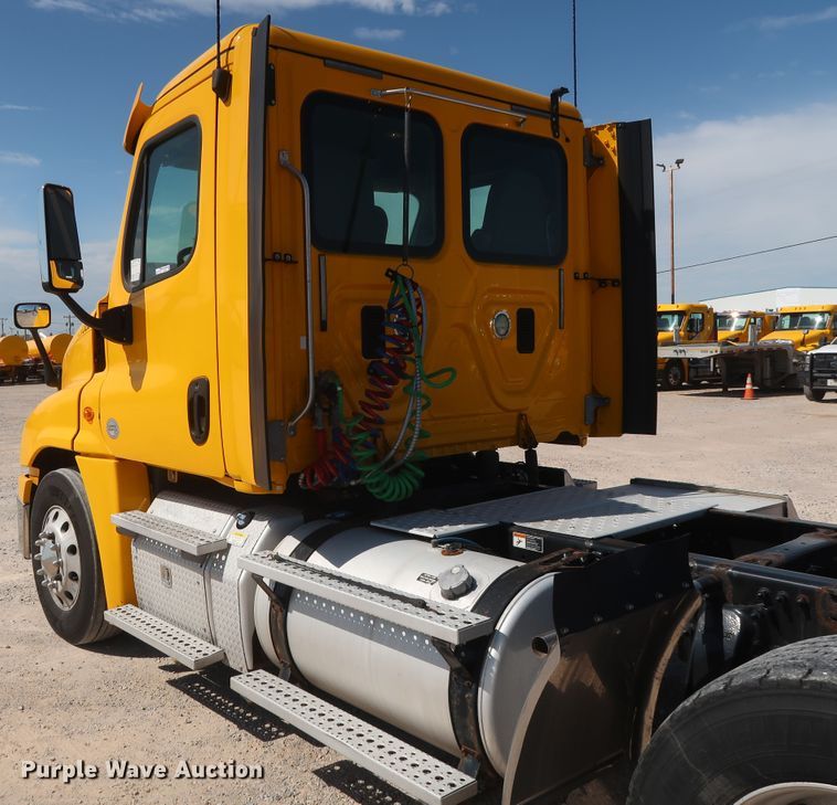 image for item HA9130 2015 Freightliner Cascadia 125  semi truck