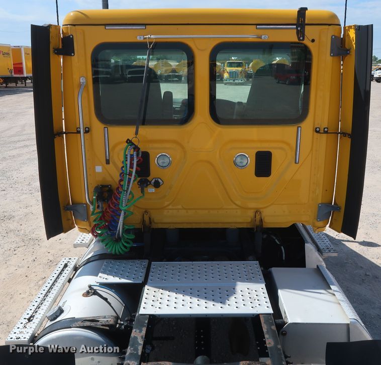 image for item HA9130 2015 Freightliner Cascadia 125  semi truck