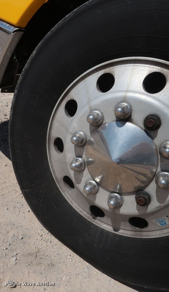 image for item HA9130 2015 Freightliner Cascadia 125  semi truck