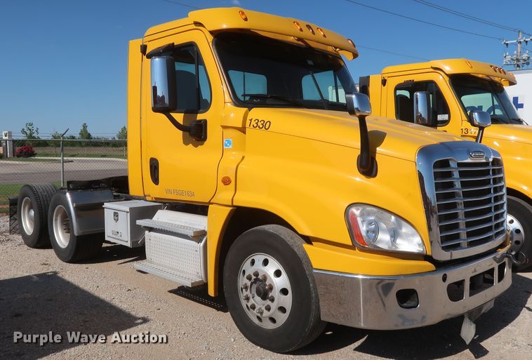 image for item HA9131 2015 Freightliner Cascadia 125  semi truck