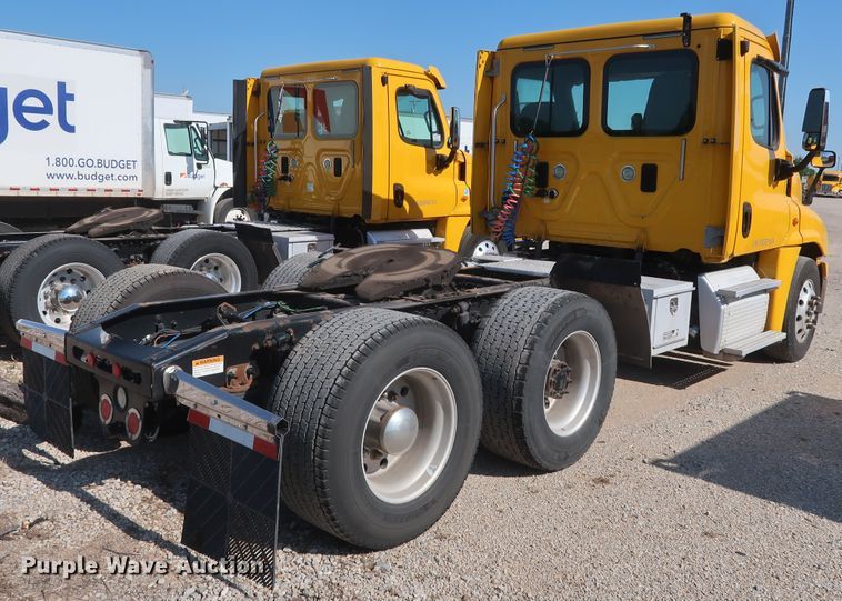 image for item HA9131 2015 Freightliner Cascadia 125  semi truck