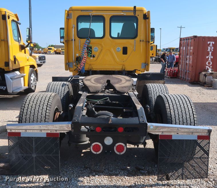 image for item HA9131 2015 Freightliner Cascadia 125  semi truck