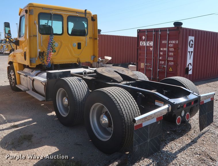 image for item HA9131 2015 Freightliner Cascadia 125  semi truck