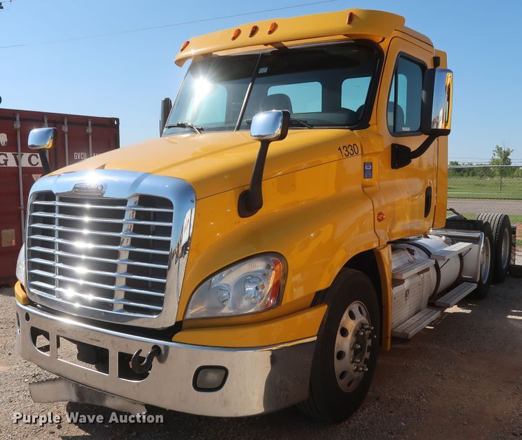 image for item HA9131 2015 Freightliner Cascadia 125  semi truck