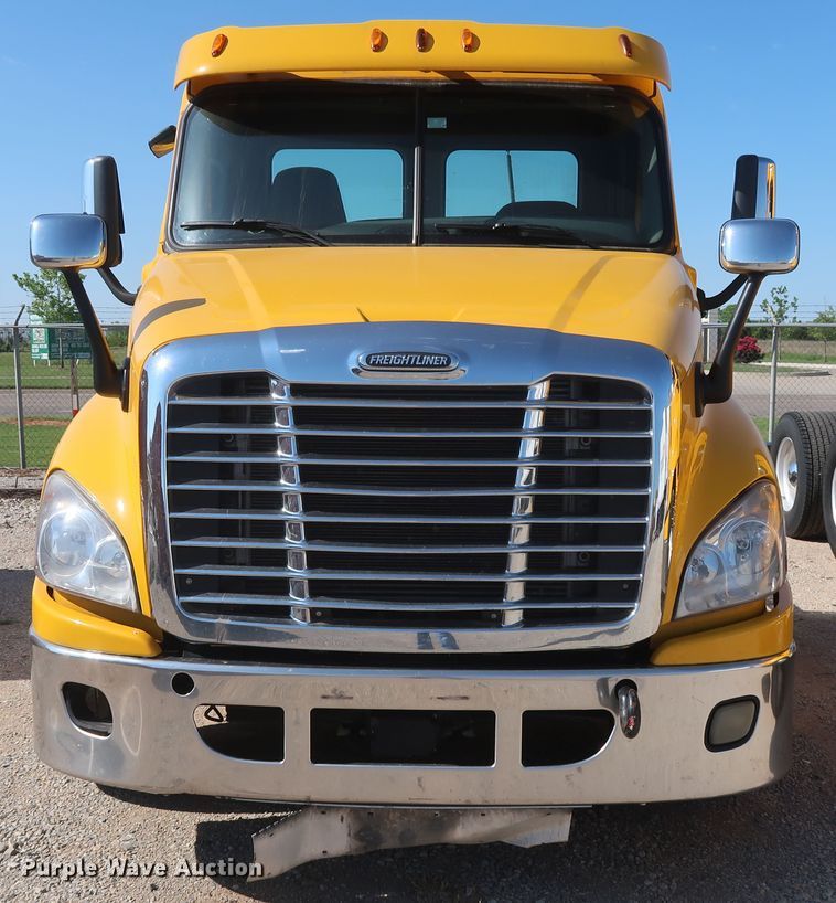 image for item HA9131 2015 Freightliner Cascadia 125  semi truck