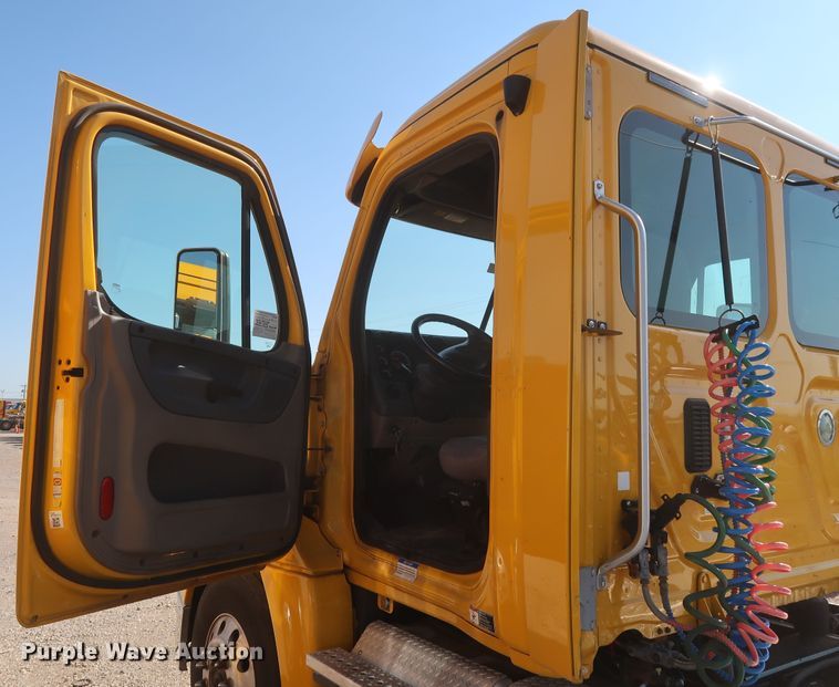 image for item HA9131 2015 Freightliner Cascadia 125  semi truck