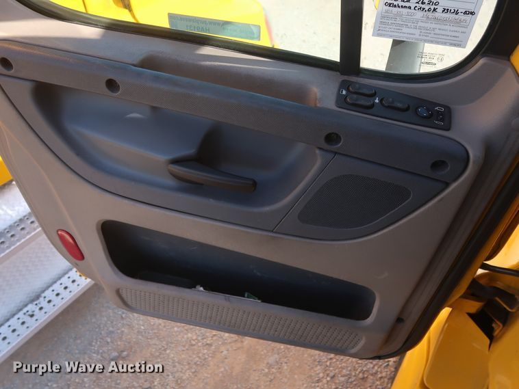 image for item HA9131 2015 Freightliner Cascadia 125  semi truck