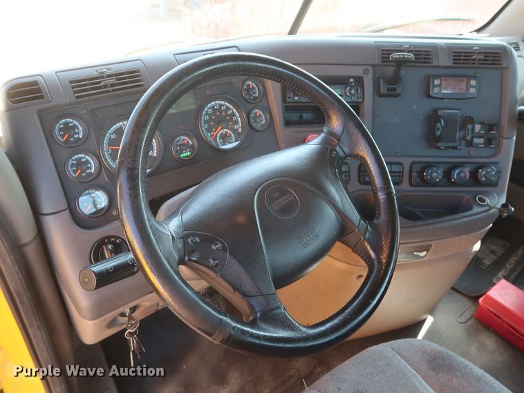 image for item HA9131 2015 Freightliner Cascadia 125  semi truck