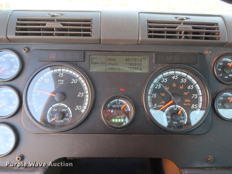 image for item HA9131 2015 Freightliner Cascadia 125  semi truck