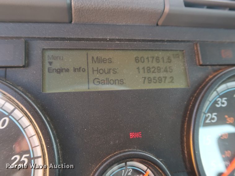 image for item HA9131 2015 Freightliner Cascadia 125  semi truck