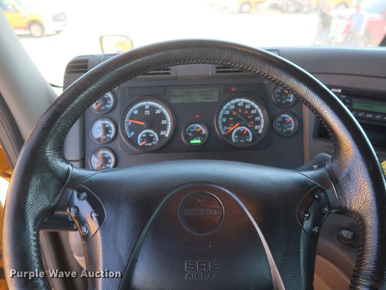 image for item HA9131 2015 Freightliner Cascadia 125  semi truck