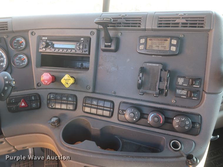 image for item HA9131 2015 Freightliner Cascadia 125  semi truck