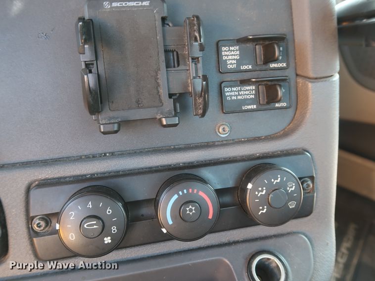 image for item HA9131 2015 Freightliner Cascadia 125  semi truck