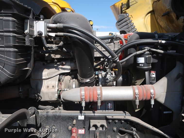 image for item HA9131 2015 Freightliner Cascadia 125  semi truck