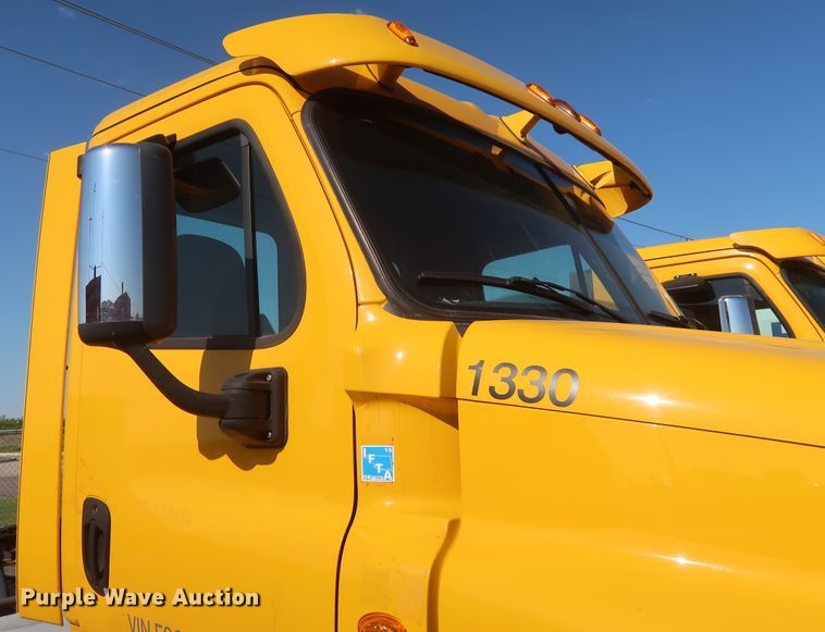 image for item HA9131 2015 Freightliner Cascadia 125  semi truck