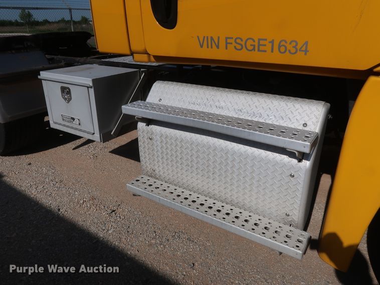 image for item HA9131 2015 Freightliner Cascadia 125  semi truck