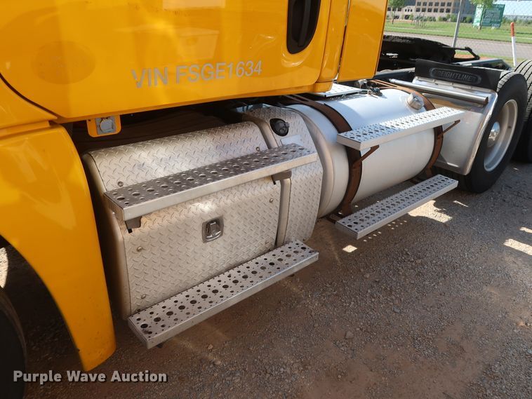 image for item HA9131 2015 Freightliner Cascadia 125  semi truck