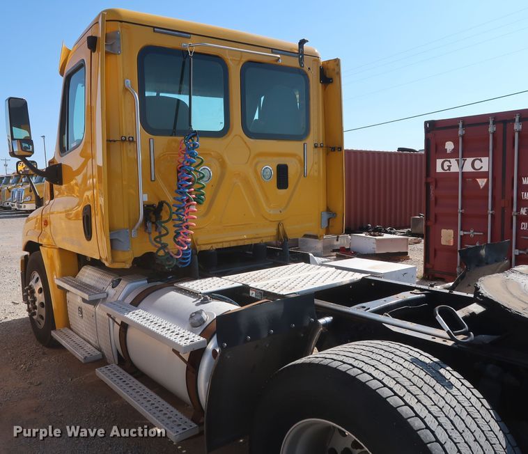 image for item HA9131 2015 Freightliner Cascadia 125  semi truck