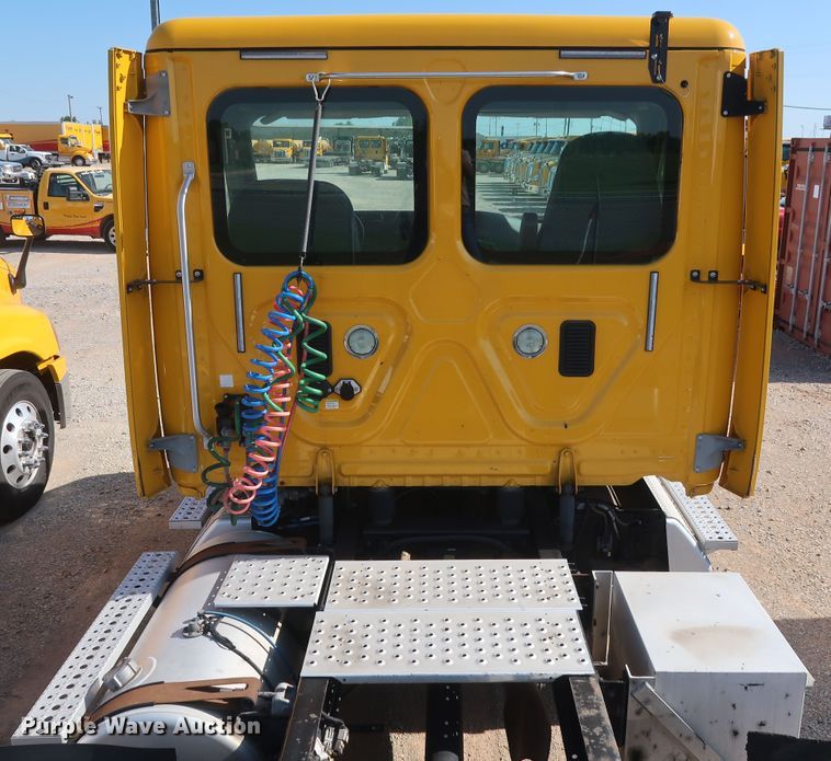 image for item HA9131 2015 Freightliner Cascadia 125  semi truck