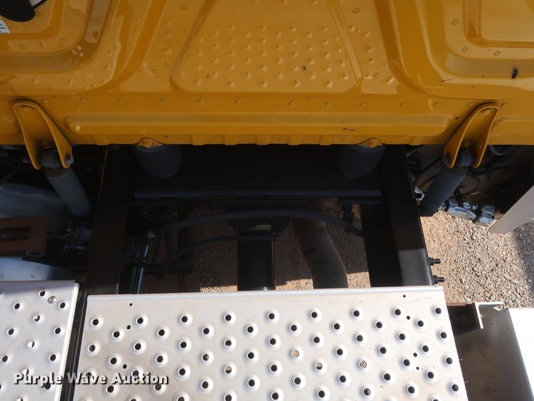 image for item HA9131 2015 Freightliner Cascadia 125  semi truck