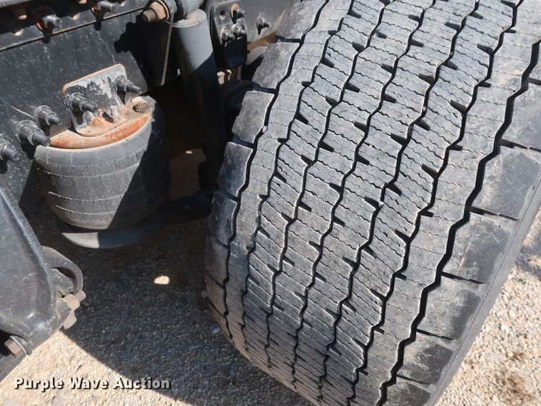 image for item HA9131 2015 Freightliner Cascadia 125  semi truck