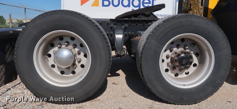 image for item HA9131 2015 Freightliner Cascadia 125  semi truck