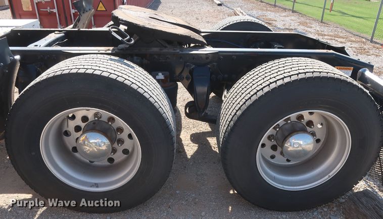 image for item HA9131 2015 Freightliner Cascadia 125  semi truck