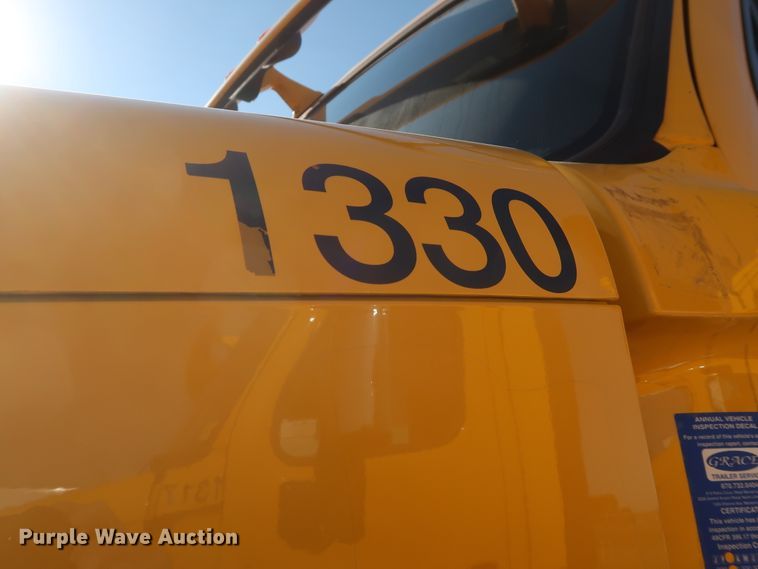 image for item HA9131 2015 Freightliner Cascadia 125  semi truck