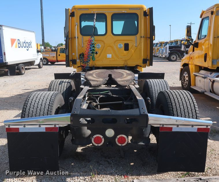 image for item HA9132 2014 Freightliner Cascadia 125 semi truck