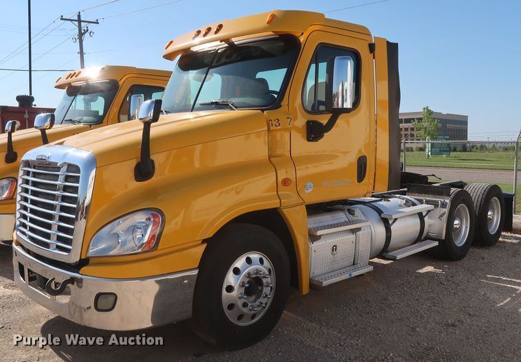 image for item HA9132 2014 Freightliner Cascadia 125 semi truck