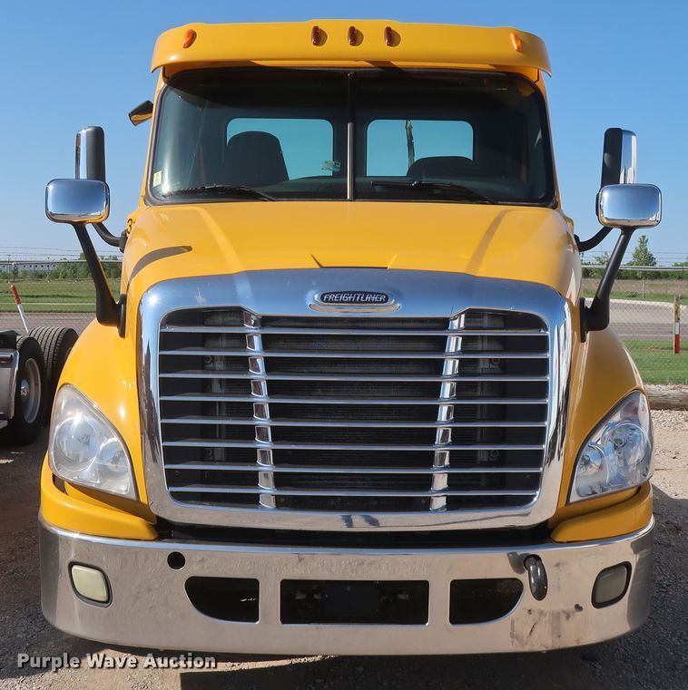image for item HA9132 2014 Freightliner Cascadia 125 semi truck