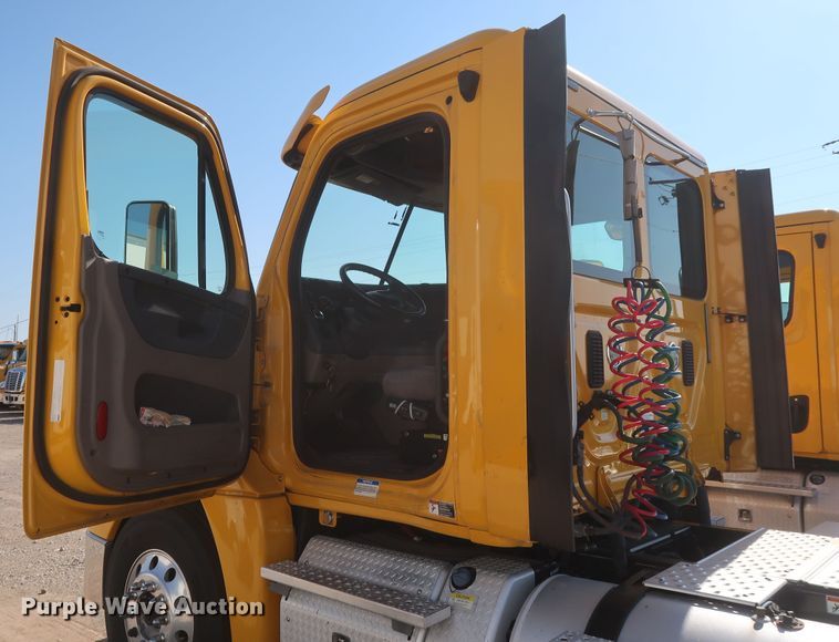 image for item HA9132 2014 Freightliner Cascadia 125 semi truck