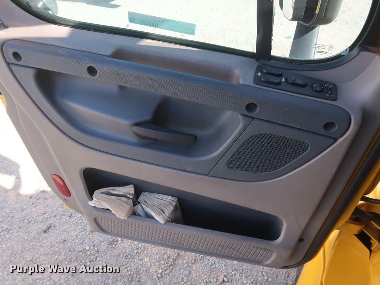 image for item HA9132 2014 Freightliner Cascadia 125 semi truck