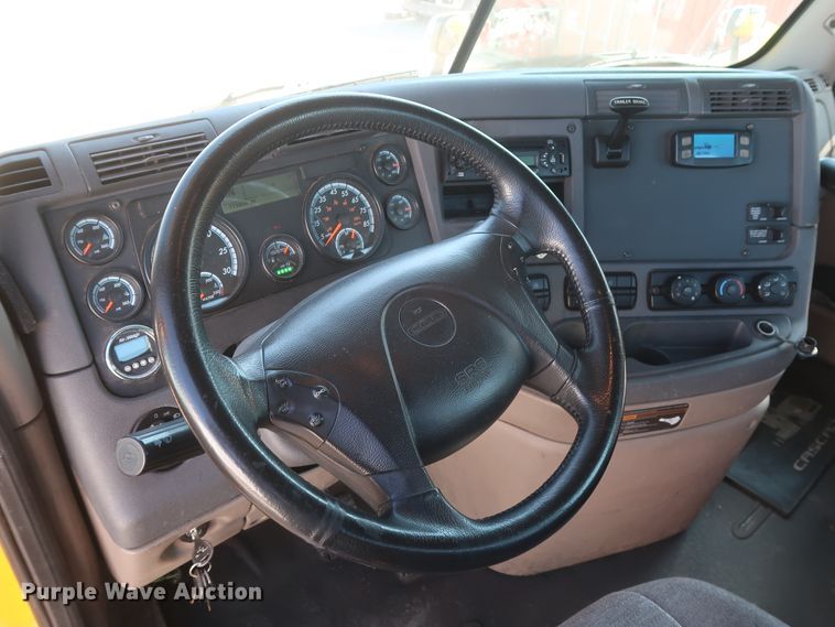 image for item HA9132 2014 Freightliner Cascadia 125 semi truck