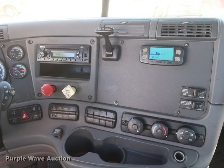 image for item HA9132 2014 Freightliner Cascadia 125 semi truck