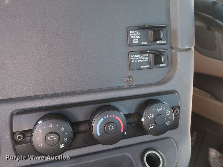 image for item HA9132 2014 Freightliner Cascadia 125 semi truck