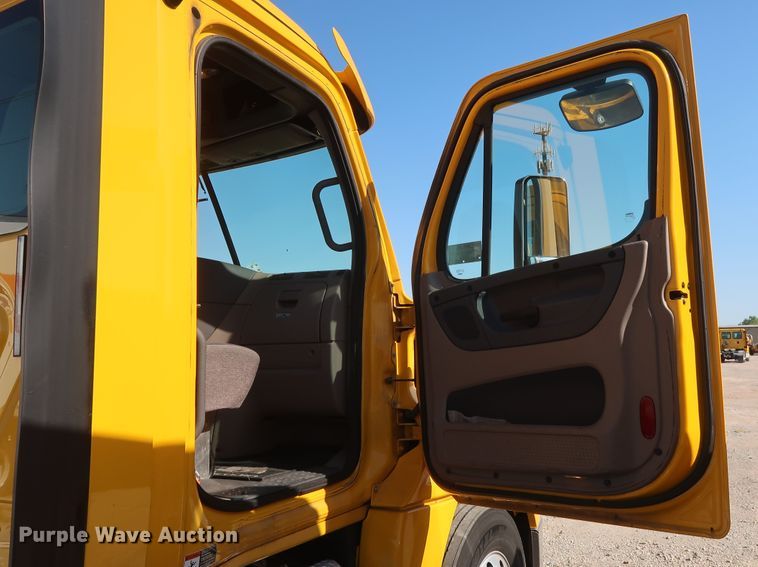 image for item HA9132 2014 Freightliner Cascadia 125 semi truck