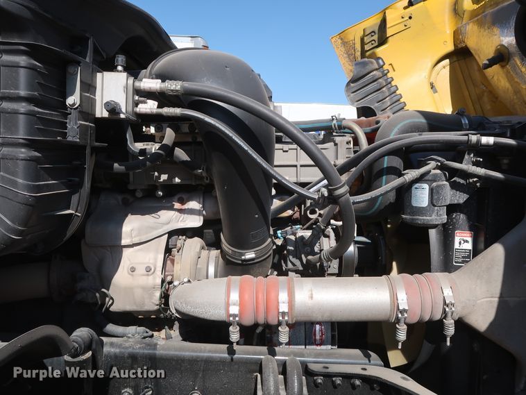 image for item HA9132 2014 Freightliner Cascadia 125 semi truck