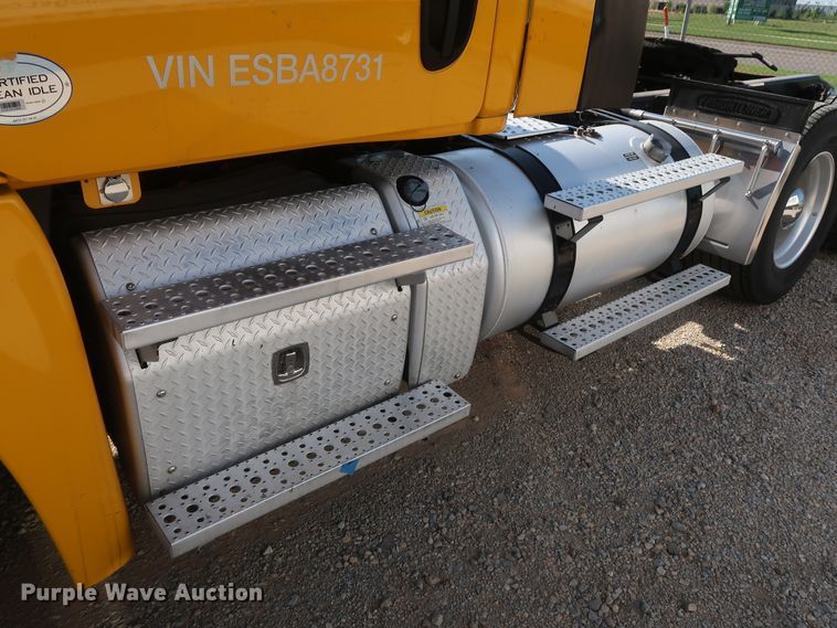 image for item HA9132 2014 Freightliner Cascadia 125 semi truck