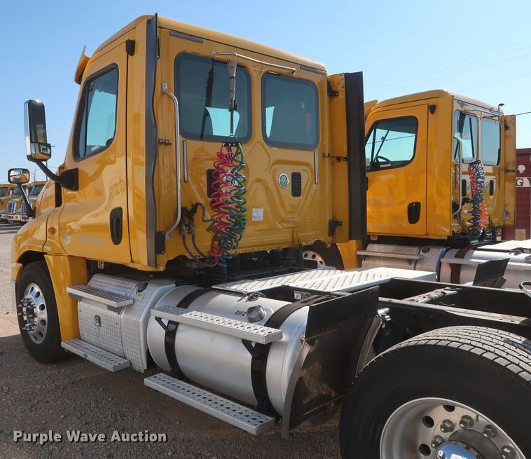 image for item HA9132 2014 Freightliner Cascadia 125 semi truck