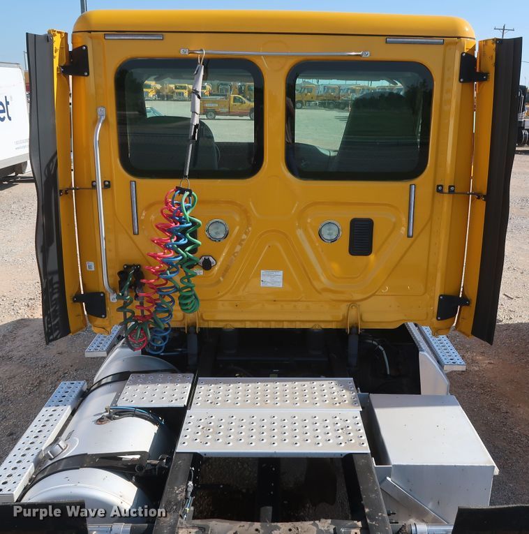 image for item HA9132 2014 Freightliner Cascadia 125 semi truck