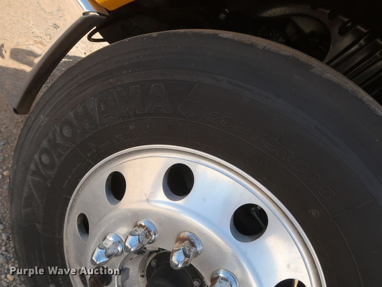 image for item HA9132 2014 Freightliner Cascadia 125 semi truck