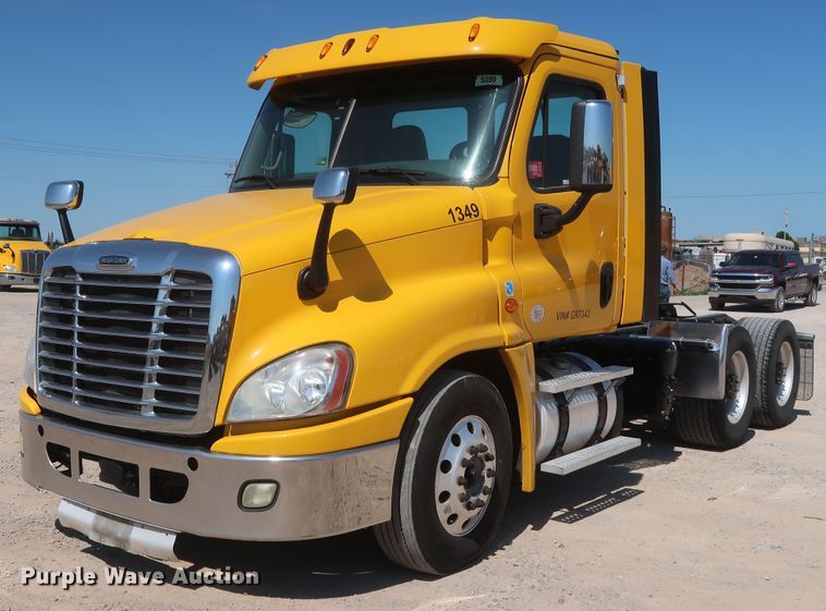image for item HA9133 2015 Freightliner Cascadia 125  semi truck