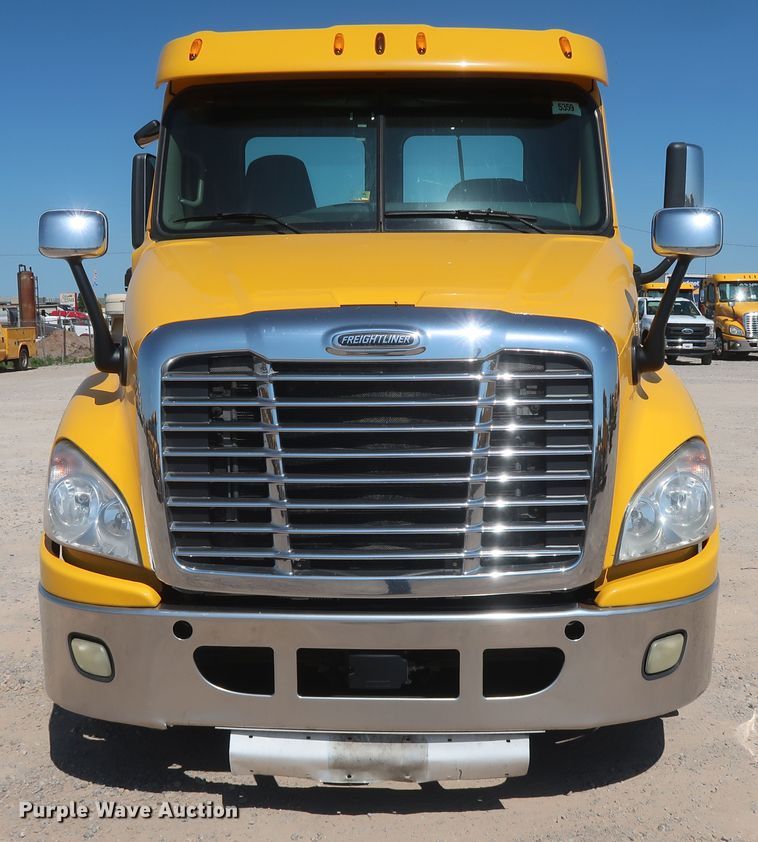 image for item HA9133 2015 Freightliner Cascadia 125  semi truck